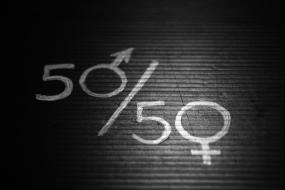 Illustration représentant la parité : 50/50, dont les zéros sont représentés par les symboles masculins/féminins. 