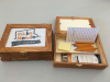 Photographie de boîtes du projet contenant des crayons, des fiches de prêt et de signets.