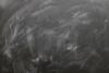Un tableau noir avec des traces de craie.