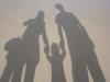Photographie de l'ombre d'une famille dans le sable.