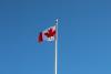 Photographie du drapeau canadien sur un fonds bleu.