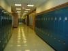 Un corridor d'école avec des casiers de chaque côté.