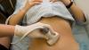 Photographie d'une personne subissant une échographie du ventre.