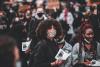 Photographie d'un groupe de femmes noires portant des masques à une manifestation. Elles tiennent des tracts.